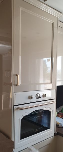 Μπεζ κουζίνα γυαλιστερή