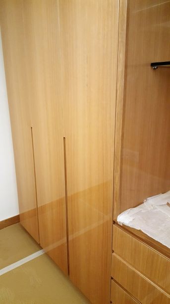 Γυαλιστερό βερνίκι σε ντουλάπα